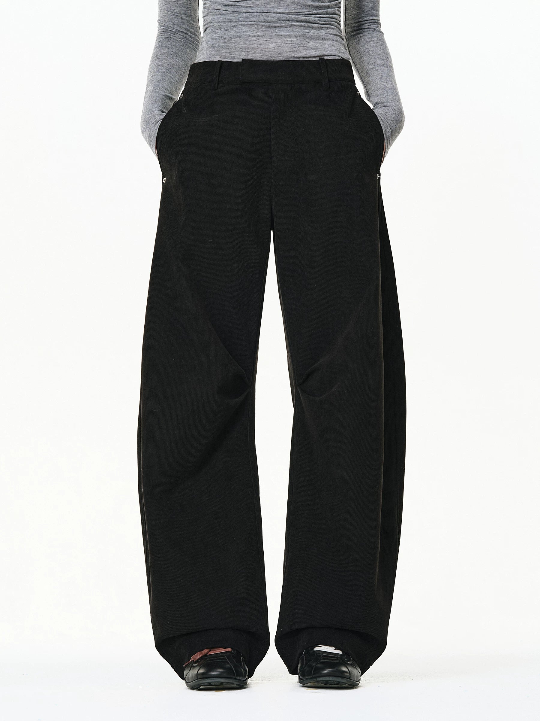 Curved Silhouette Corduroy Trousers