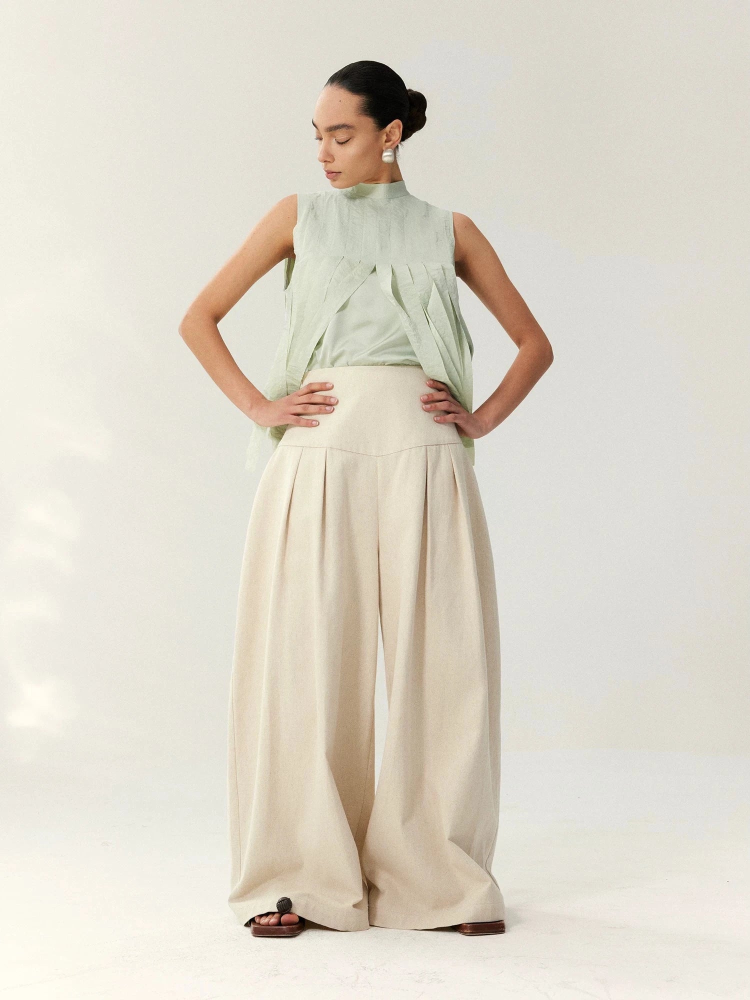 Pleated Wide-Leg Linen Trousers
