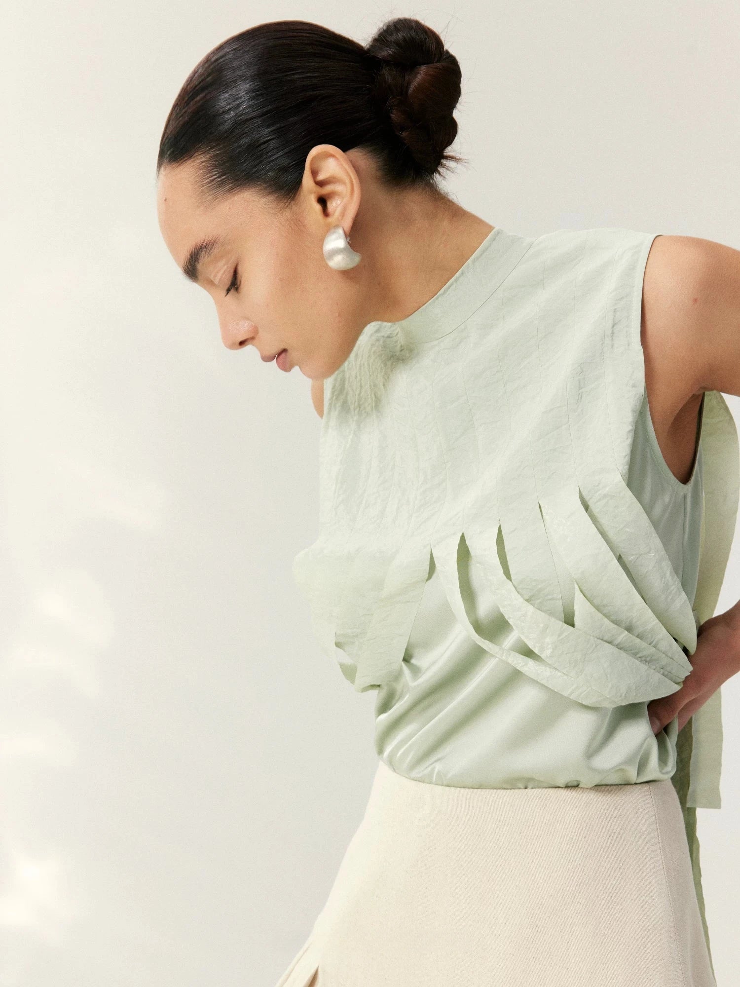 Pleated Wide-Leg Linen Trousers
